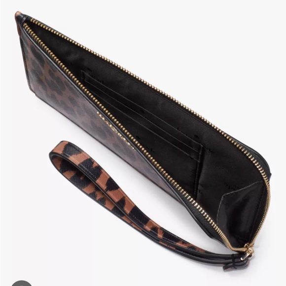 Kate Spade Lucy Medium L-Zip Wristlet
COLOR:
Multi
NWT - Picture 5 of 16